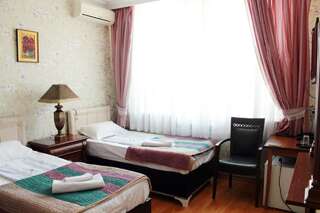Отель Hotel Elegant Батуми Двухместный номер Делюкс с 2 отдельными кроватями-5